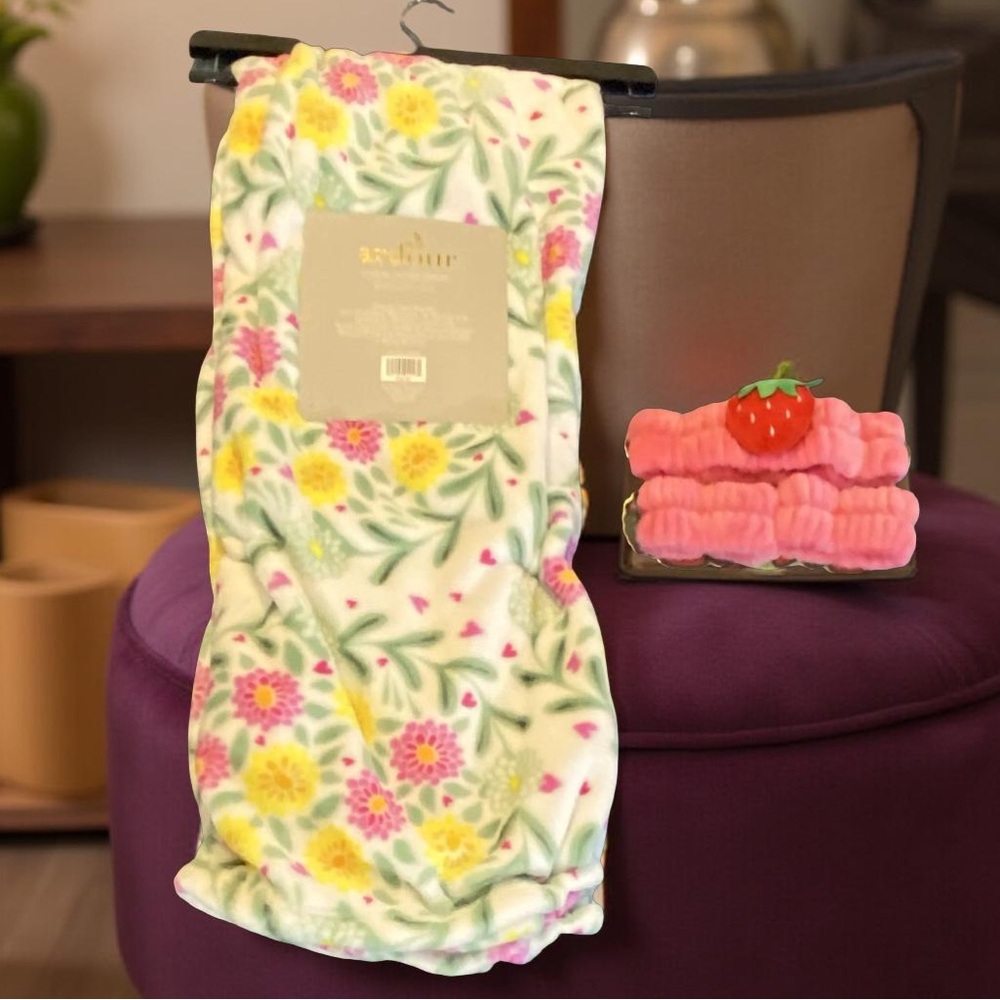 🍓 Strawberry Spa & Floral Velvety Throw Set 🌸